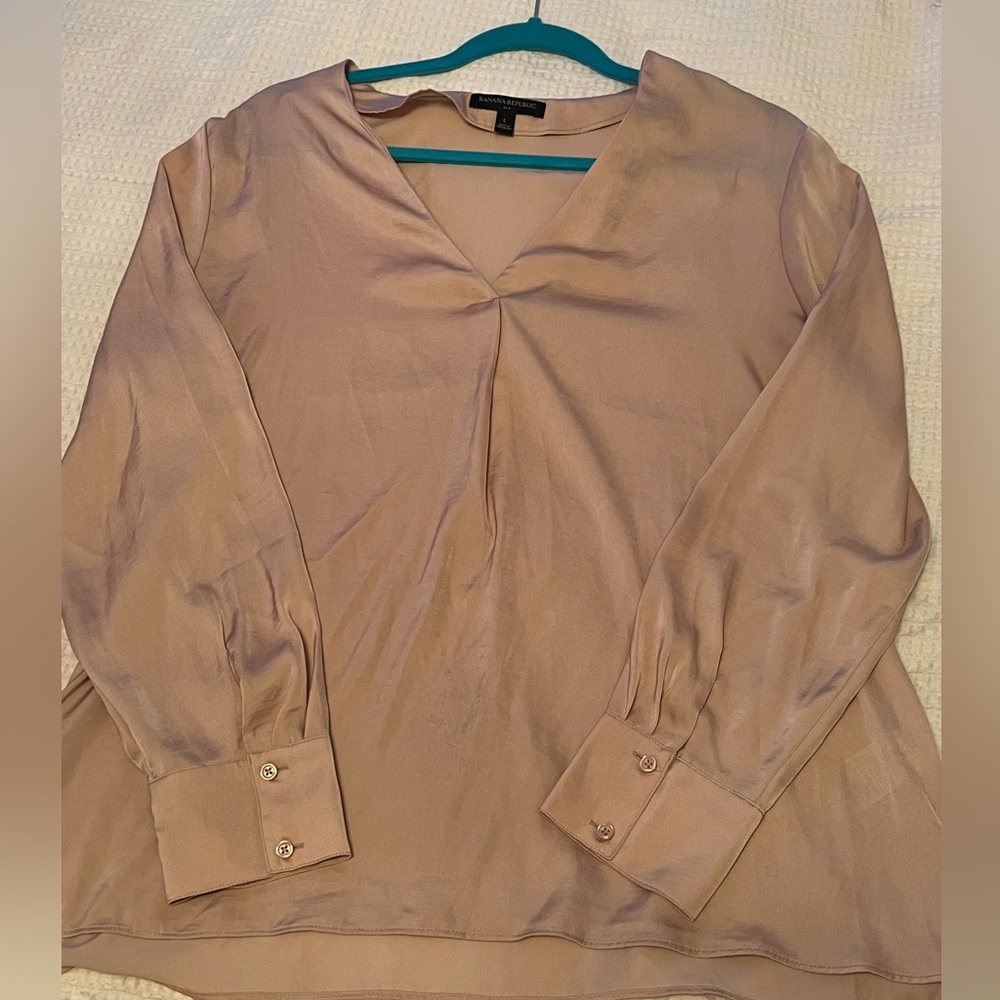 Champagne sat in the neck blouse